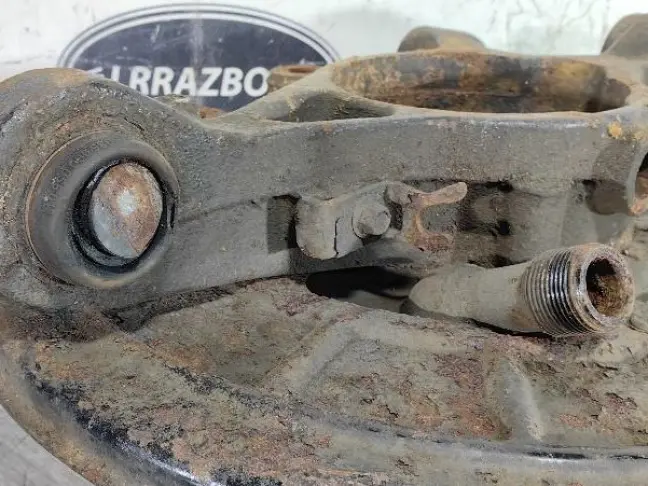 Кулак задний правый Range Rover Sport L320