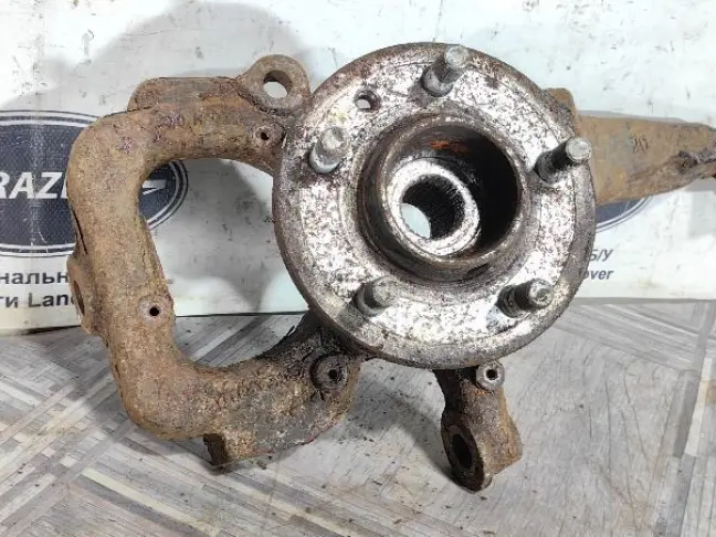 Кулак передний правый  Range Rover Sport L320 05+