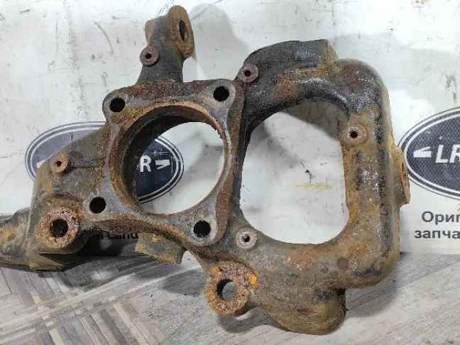 Кулак передний правый  Range Rover Sport L320 05+