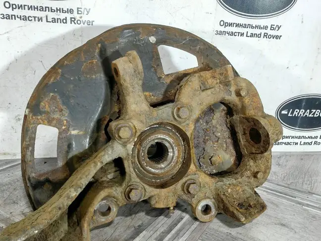 Кулак передний левый  Range Rover Sport L320 05-09