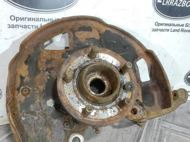 Кулак передний левый  Range Rover Sport L320 05-09