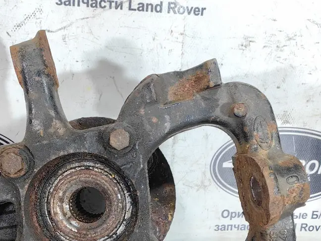 Кулак передний левый  Range Rover Sport L320 05-09