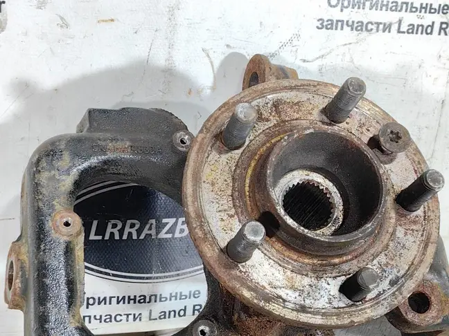 Кулак передний левый  Range Rover Sport L320 05-09