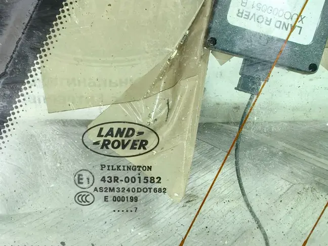Стекло кузовное глухое правое Range Rover L322