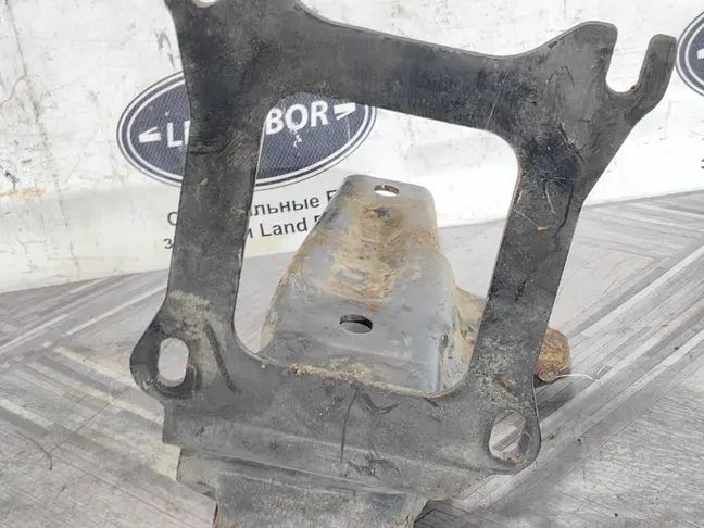 Буксировочная проушина Land Rover Freelander 2