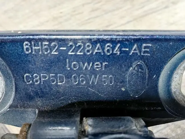 Петля двери правая Land Rover Freelander 2