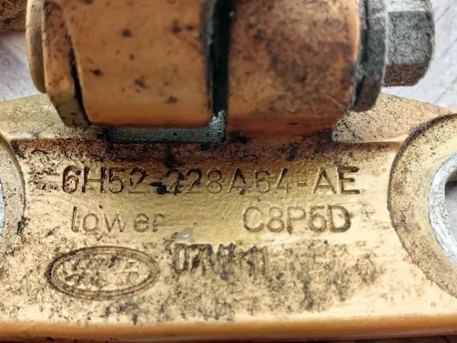 Петля двери правая Land Rover Freelander 2