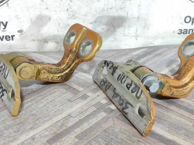 Петля двери правая Land Rover Freelander 2