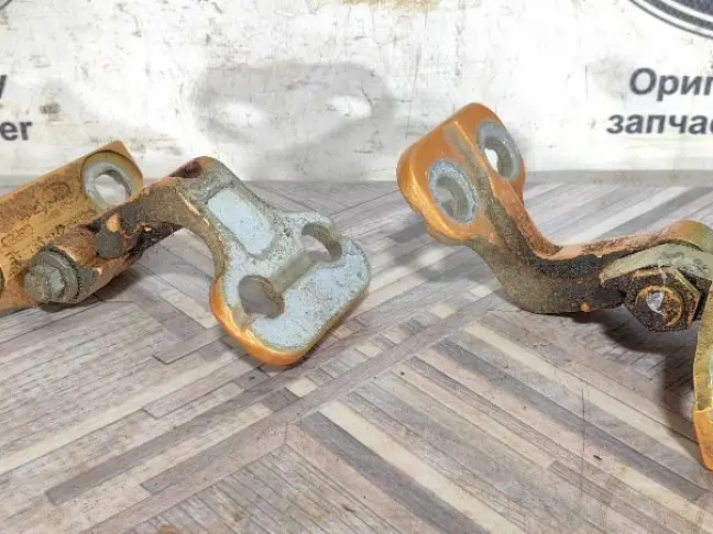 Петля двери правая Land Rover Freelander 2