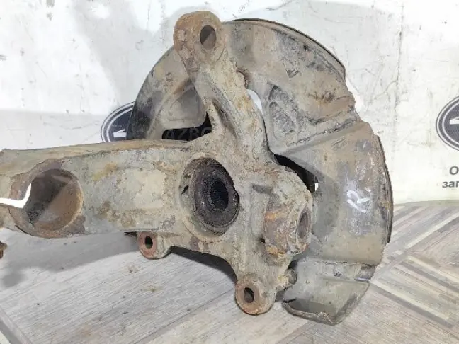 Кулак передний правый Land Rover Freelander 2.2