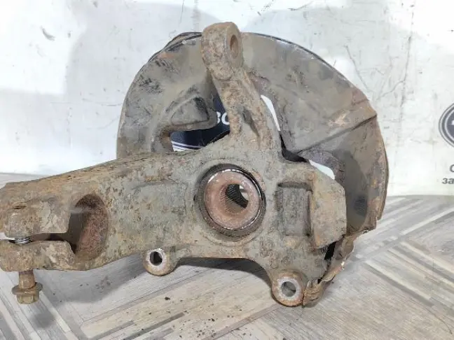 Кулак передний правый Land Rover Freelander 2.2