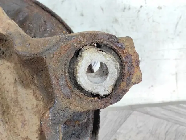 Кулак задний левый Land Rover Freelander 2 2.2