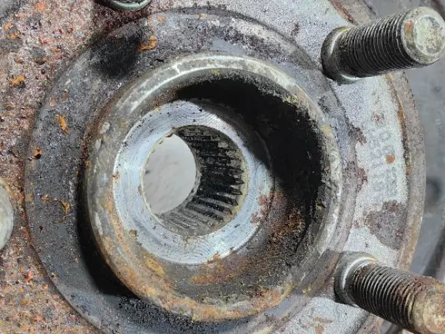 Кулак задний левый Land Rover Freelander 2 2.2