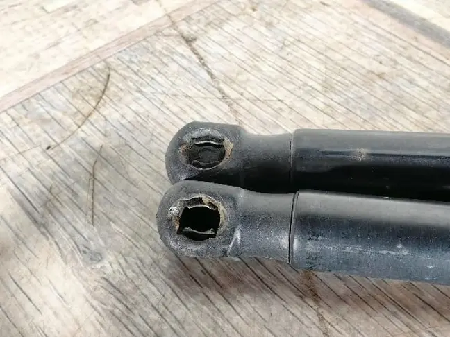 Амортизаторы багажника Land Rover Freelander 2