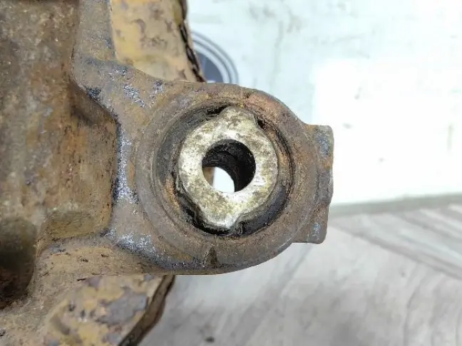 Кулак задний правый Land Rover Freelander 2 2.2