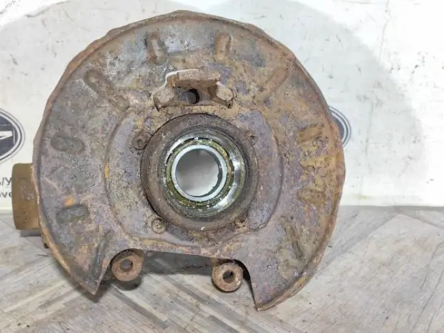 Кулак задний правый Land Rover Freelander 2 2.2