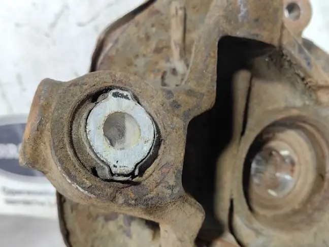 Кулак задний левый Land Rover Freelander 2 2.2