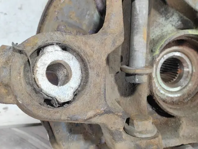 Кулак задний левый Land Rover Freelander 2 2.2