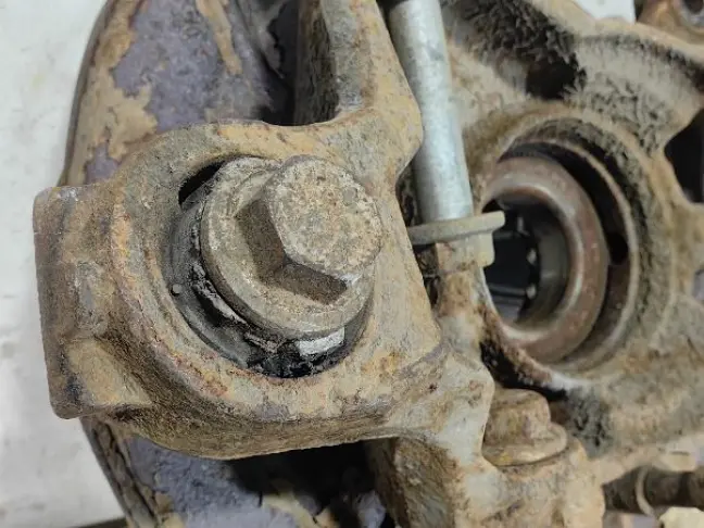 Кулак задний левый Land Rover Freelander 2 2.2