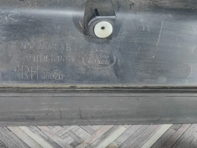 Молдинг правый задний Land Rover Freelander 2