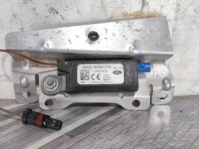 Антенна задняя левая Range Rover Evoque L551