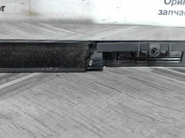 Молдинг стекла передний правый Sport 2 L494