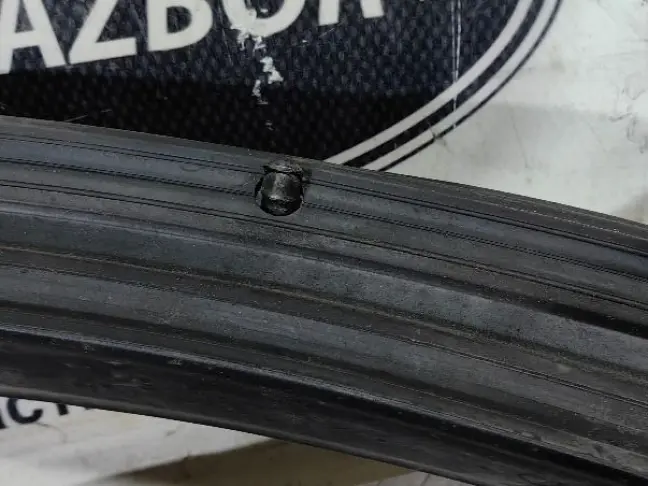 Уплотнитель двери задней левой Range Rover L322