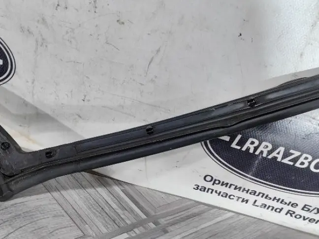 Уплотнитель двери задней левой Range Rover L322