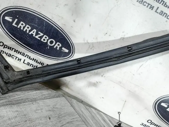 Уплотнитель двери задней левой Range Rover L322