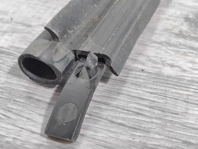 Уплотнитель двери задней левой Range Rover L322