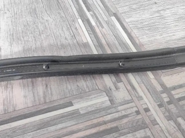 Уплотнитель двери задней левой Range Rover L322