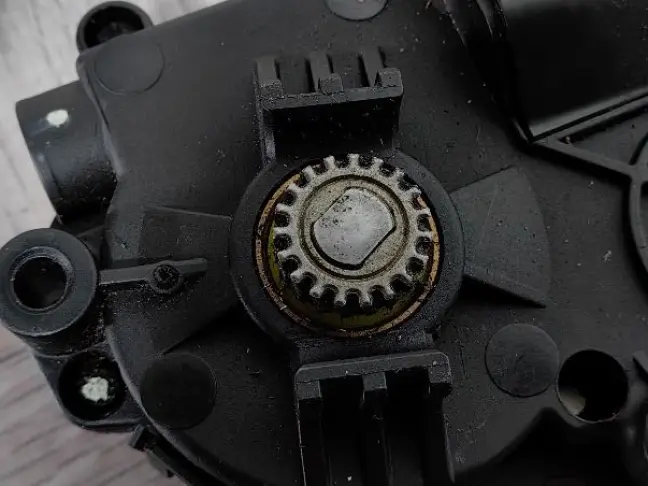 Моторчик люка Land Rover Freelander 2 2.2