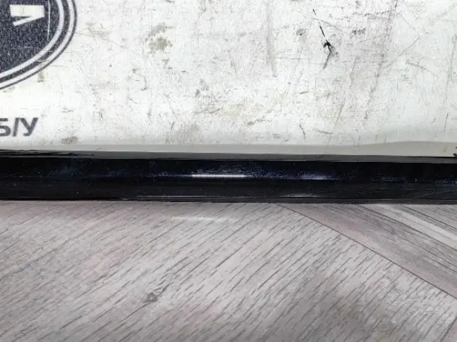 Молдинг стекла задний правый Land Rover Evoque 1