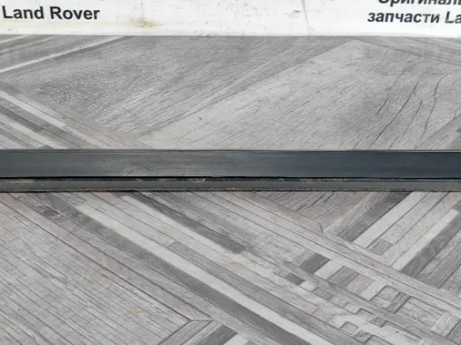 Молдинг стекла задний правый Land Rover Evoque 2