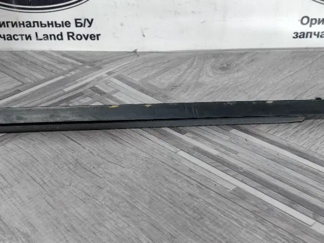 Молдинг стекла передний правый Land Rover Evoque 2