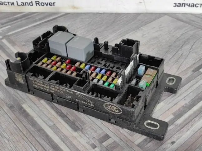 Блок предохранителей перед Land Rover Evoque L551