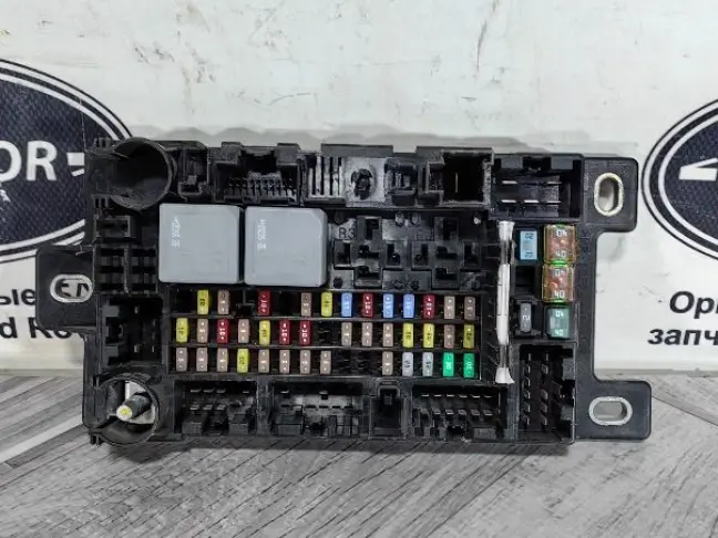 Блок предохранителей перед Land Rover Evoque L551