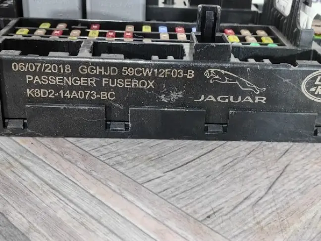 Блок предохранителей перед Land Rover Evoque L551