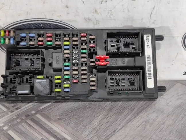 Блок предохранителей Range Rover Evoque 2.2