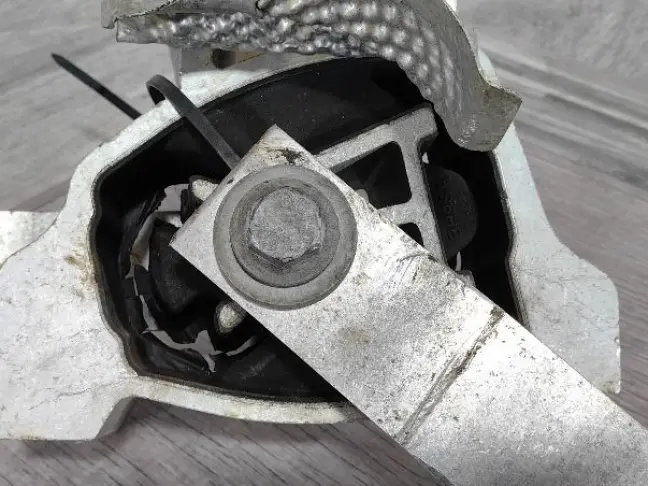 Подушка двигателя нижняя Land Rover Evoque 2 L551