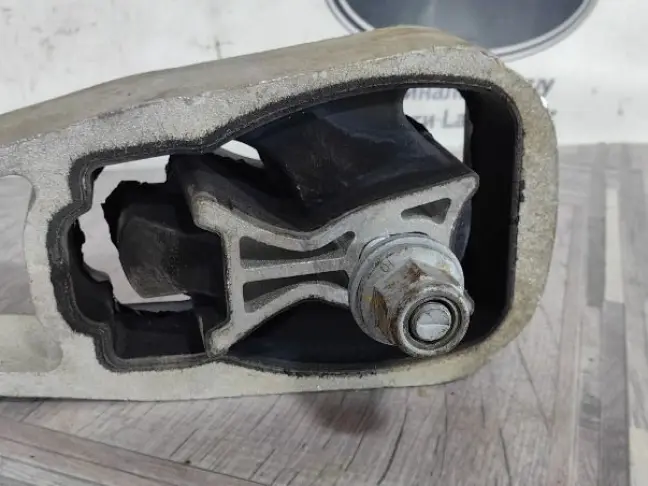 Подушка двигателя верхняя Land Rover Evoque 2 L551