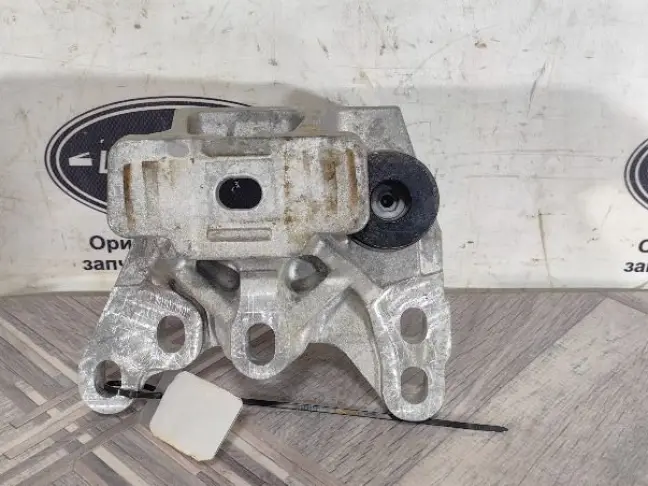 Кронштейн ДВC верхний Land Rover Evoque 2 L551