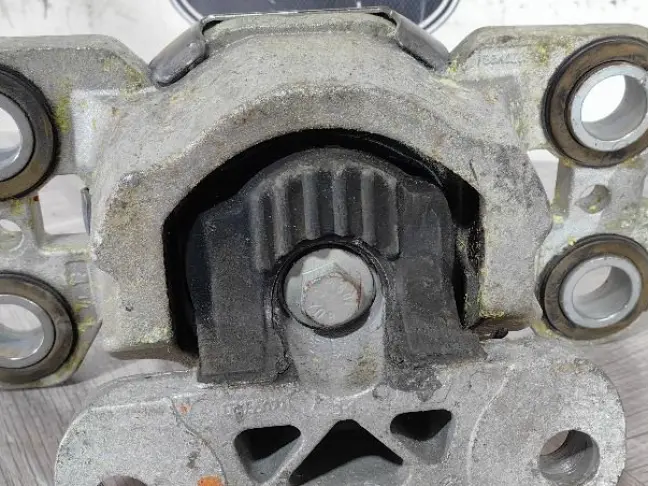 Подушка ДВС левая Land Rover Evoque 2.0 дизель