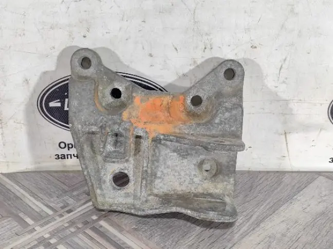 Кронштейн ДВC верхний Land Rover Evoque I L538