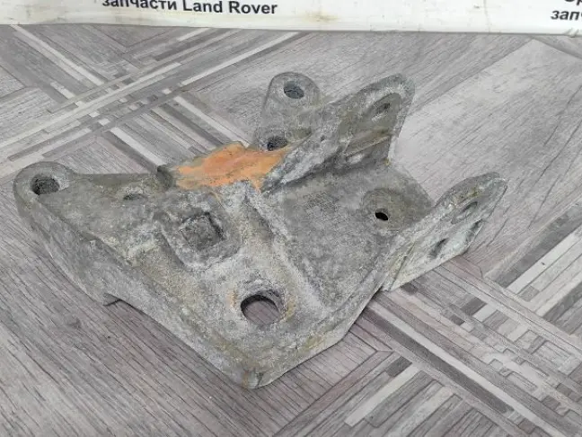 Кронштейн ДВC верхний Land Rover Evoque I L538