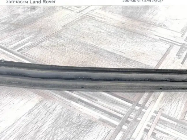 Уплотнитель двери Range Rover Velar L560 2017-н.в.