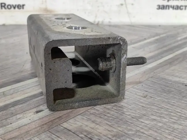 Кронштейн бампера Land Rover Discovery 5 L462