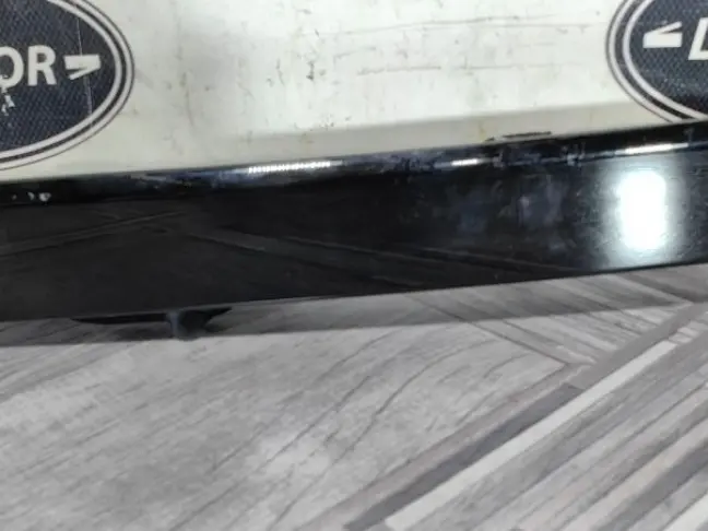 Молдинг крышки багажника Land Rover Discovery 5