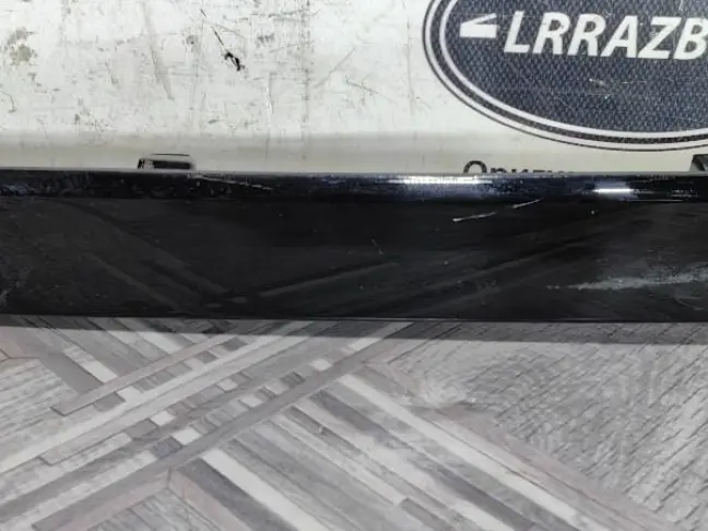 Молдинг крышки багажника Land Rover Discovery 5
