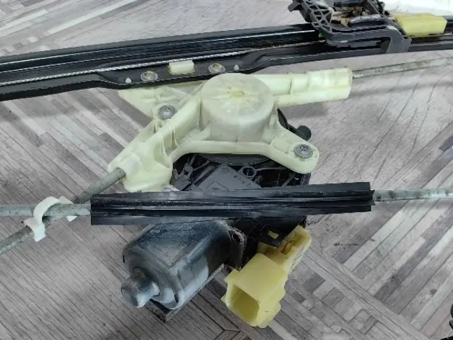 Стеклоподъемник задний правый DISCOVERY 5 L462